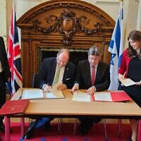 Israel’s Innovation, Science and Technology Minister Ofir Akunis (right) and his British counterpart George Freeman sign a collaboration agreement in the areas of science, innovation and technology, Sept. 20, 2023. (Courtesy)