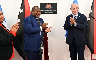 Prime Minister Benjamin Netanyahu (R) and his Papua New Guinean counterpart James Marape (C) open Papua New Guineas embassy in Jerusalem, September 5, 2023. (Haim Zach/GPO)