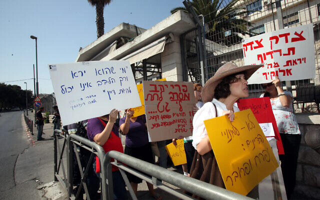 Illustrative: Demonstrators in support of 'agunot' rally outside the Justice Ministry in Jerusalem, July 7, 2011. (Yossi Zamir/Flash90)