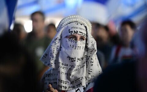 Hila Galili demonstrates at a prayer rally against the government on September 29, 2023 in Tel Aviv, Israel. (Tomer Neuberg/Flash90)