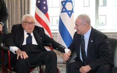 Prime Minister Benjamin Netanyahu (R) meets with former US secretary of state Henry Kissinger in New York on September 21, 2023 (Avi Ohayon/GPO)