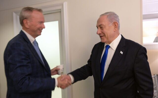 Prime Minister Benjamin Netanyahu (L) meets with former Google CEO Eric Schmidt in New York on September 20, 2023 . (Avi Ohayon/GPO)