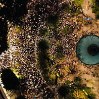 A bird's-eye view of about 2,000 worshipers as they attend the Yom Kippur Ne'ilah prayer in Dizengoff Square in Tel Aviv, on October 5, 2022. (Courtesy of Rosh Yehudi)