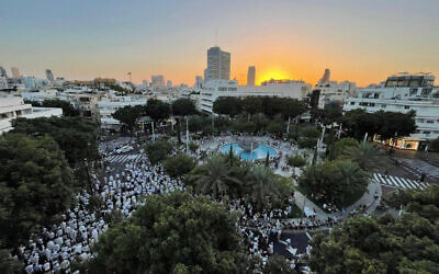 About 2,000 worshipers attend the Yom Kippur Neilah prayer at Dizengoff Square in Tel Aviv, Israel on October 5, 2022. (Courtesy of the Municipality of Tel Aviv)