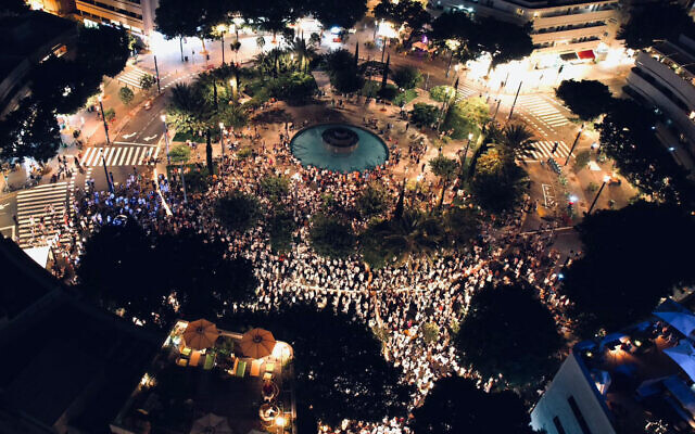 Approximately 2,000 worshipers attend the Yom Kippur Neilah prayer on Dizengoff Square in Tel Aviv on October 5, 2022. (Courtesy of Rosh Yehudi)