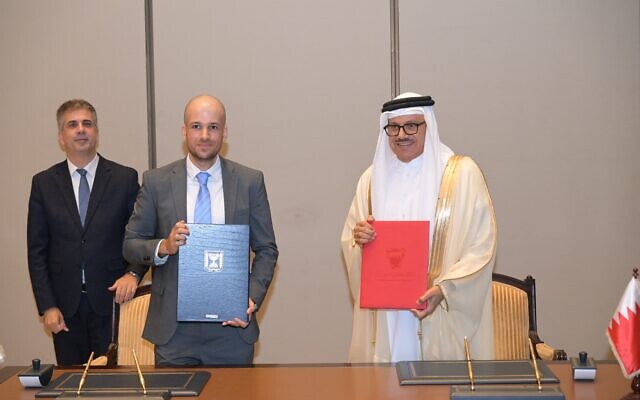 Bahraini Foreign Minister Abdullatif Al Zayani (right) and Ron Klein, deputy director of International Affairs at the Israel Securities Authority, sign a fintech cooperation agreement, Sept. 4, 2023. (Courtesy)