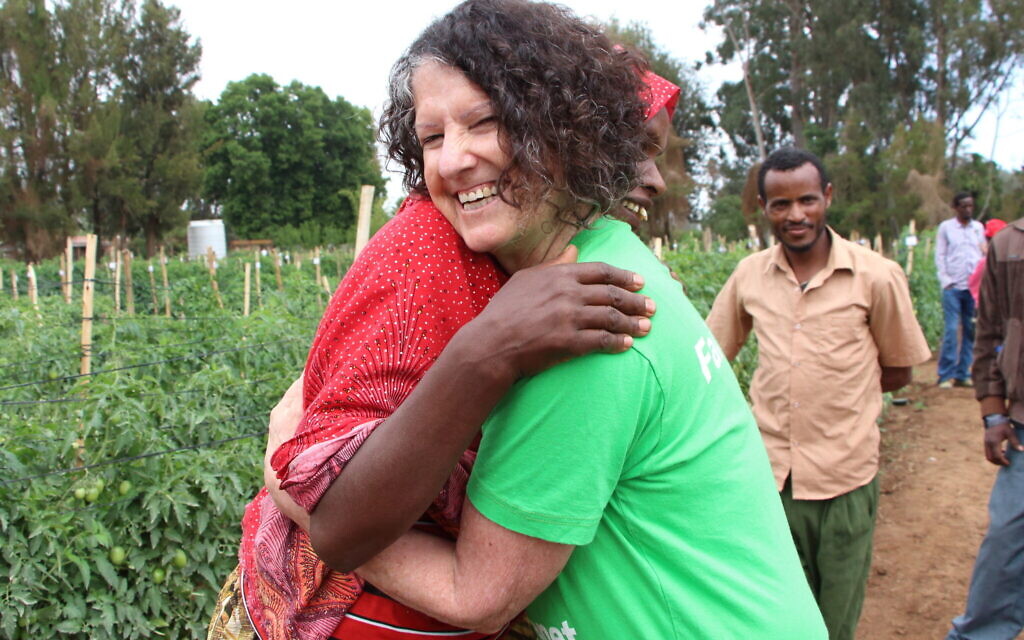 Shoshan Haran hugs an Ethiopian farmer. (Fair Planet)