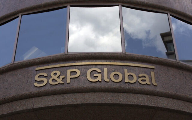 The S&P Global logo is seen outside a building in Washington, on July 25, 2019. (Alastair Pike/AFP)