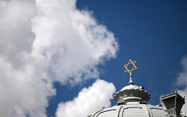 The Star of David sits atop the Choral Synagogue in Moscow on July 28, 2022. (Kirill Kudryavtsev/AFP)