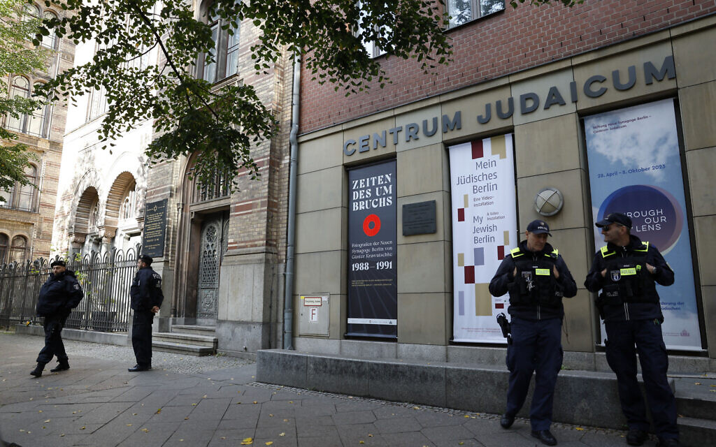 Policemen stand in front of the New Synagogue and the Centrum Judaicum in Berlin on October 8, 2023. (Photo by Odd ANDERSEN / AFP)