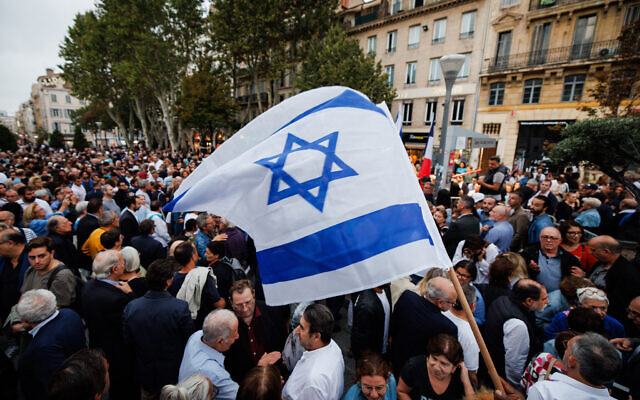 Demonstrators wave an Israeli national flag during a rally in support of Israel in Marseille, southern France on October 9, 2023. (CLEMENT MAHOUDEAU / AFP)