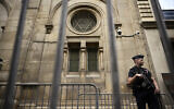 A French riot policeman stands guard outside the Paris Synagogue, two days after security measures have been reinforced near Jewish temples and schools, in central Paris, on October 9, 2023. (JULIEN DE ROSA / AFP)