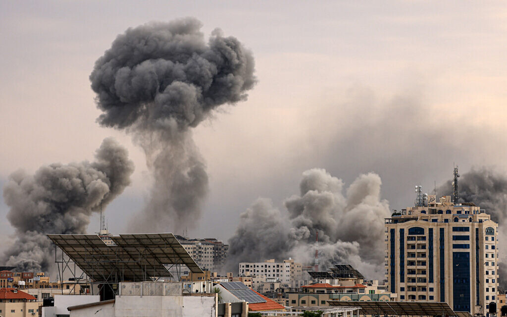 İsrail'in 9 Ekim 2023'teki hava saldırısı sırasında Gazze şehrinin semalarından dumanlar yükseliyor.(MAHMUD HAMS / AFP)