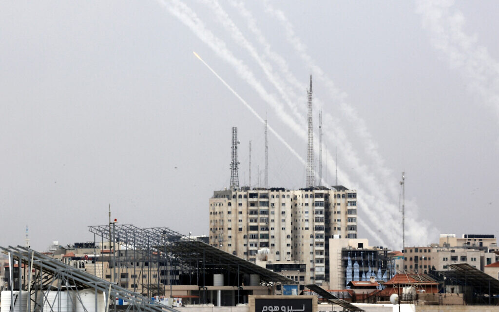 9 Ekim 2023'te Gazze'den İsrail'e roket salvosu atıldı.(İBRAHİM HAMS/AFP)