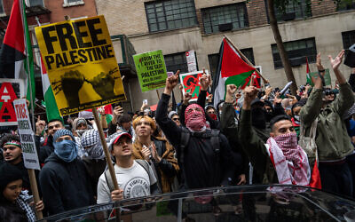 Demonstrators in support of Palestinians shout and gesture at the Permanent Mission of Egypt, calling them traitors, during a protest in New York on October 9, 2023, after the Hamas terror group launched a devastating attack on Israel (Adam GRAY / AFP)
