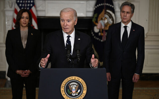 US President Joe Biden, with Vice President Kamala Harris (L) and Secretary of State Antony Blinken (R), speaks about the Hamas atrocities against Israelis, and pledges unstinting support for Israel, in the State Dining Room of the White Houses in Washington, DC, on October 10, 2023. (Brendan SMIALOWSKI / AFP)