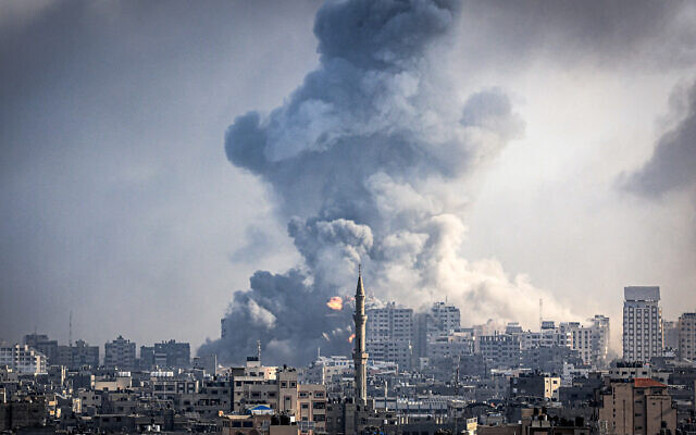Smoke plumes billow during Israeli air strikes in Gaza City on October 12, 2023.  (IBRAHIM HAMS / AFP)