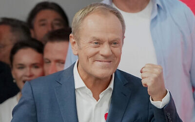 Poland's main opposition leader, former premier and head of the centrist Civic Coalition bloc Donald Tusk addresses supporters at the party's headquarters in Warsaw, Poland, after the presentation of the first exit poll results of the country's parliamentary elections, on October 15, 2023,. (JANEK SKARZYNSKI / AFP)