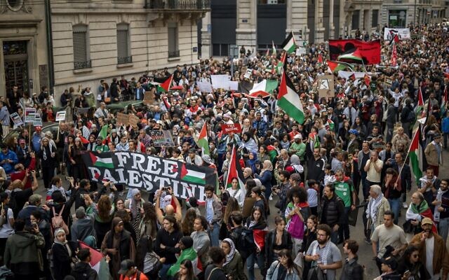 Protesters rally in support of Palestinians in Geneva, on October 14, 2023. (Fabrice COFFRINI / AFP)