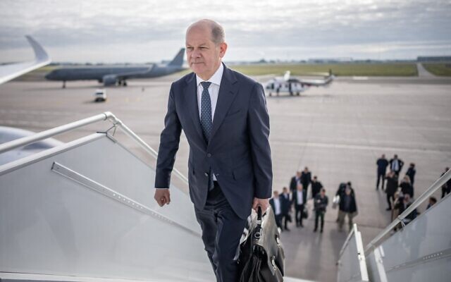 German Chancellor Olaf Scholz boards his plane on October 17, 2023, near Berlin, before leaving to Israel. (Michael Kappeler / POOL / AFP)