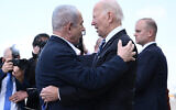Prime Minister Benjamin Netanyahu (L) greets US President Joe Biden upon his arrival at Tel Aviv's Ben Gurion Airport on October 18, 2023. (Brendan SMIALOWSKI / AFP)