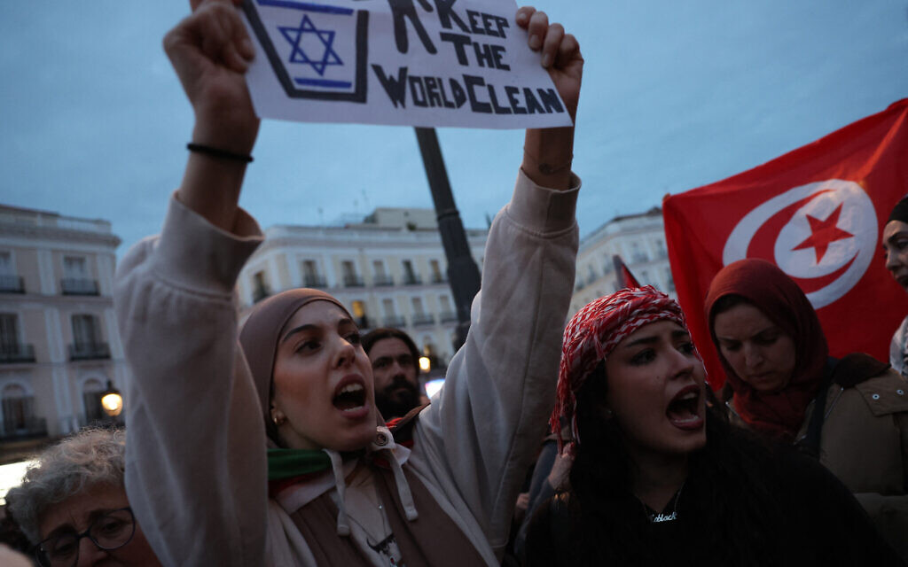 A demonstrator holds a sign calling for Israel's elimination during a rally in support of Palestinians in Madrid on October 21, 2023. (Pierre-Philippe MARCOU / AFP)
