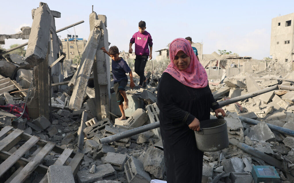 Palestinians inspect the damage after overnight Israeli strikes on Rafah in the southern Gaza Strip on October 22, 2023 (SAID KHATIB / AFP)