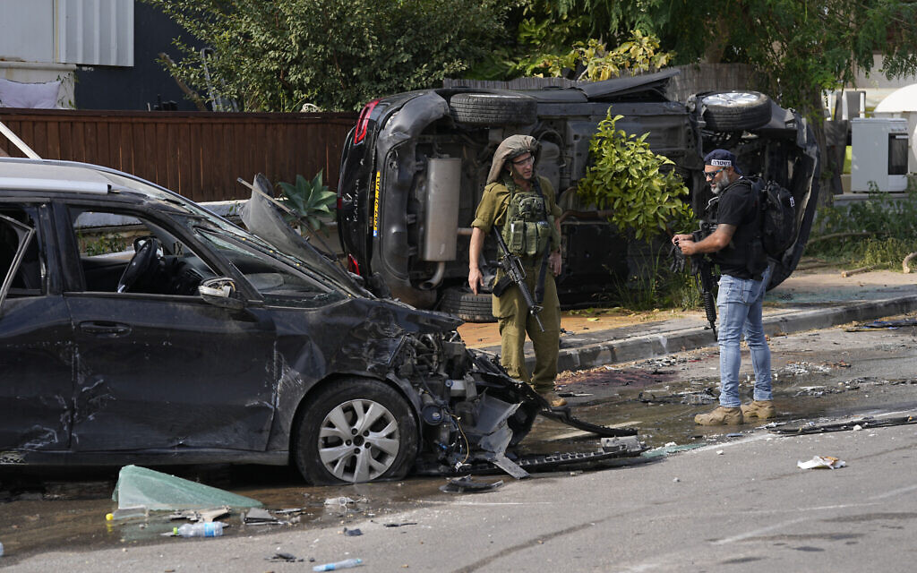 Israeli policeman and a soldier in Sderot, Israel, Sunday, Oct.8, 2023.  (AP Photo/Ohad Zwigenberg)