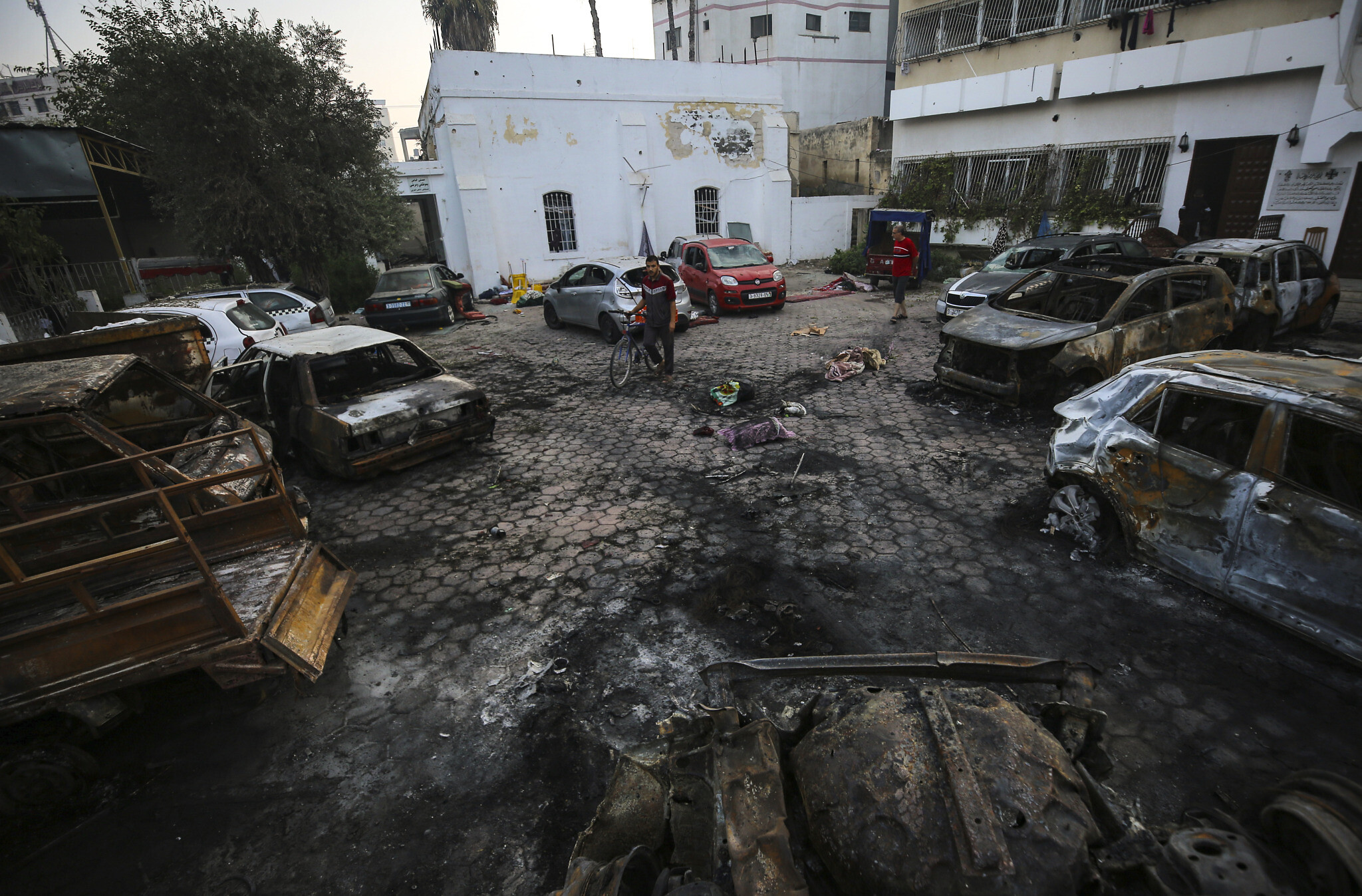 CNN: US believes death toll in Gaza hospital blast is 100-300; Israel ...