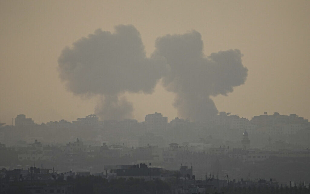 Fumul crește în urma unui atac aerian israelian în Fâșia Gaza, văzut din sudul Israelului, 22 octombrie 2023. (AP Photo/Ariel Schalit)