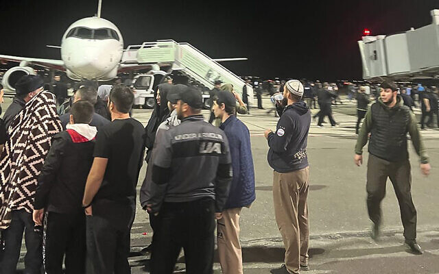 La gente de la multitud camina gritando consignas antisemitas en el aeropuerto de Makhachkala, Rusia, el lunes 30 de octubre de 2023 mientras protestan por la llegada de un avión procedente de Tel Aviv, Israel.  (AP)