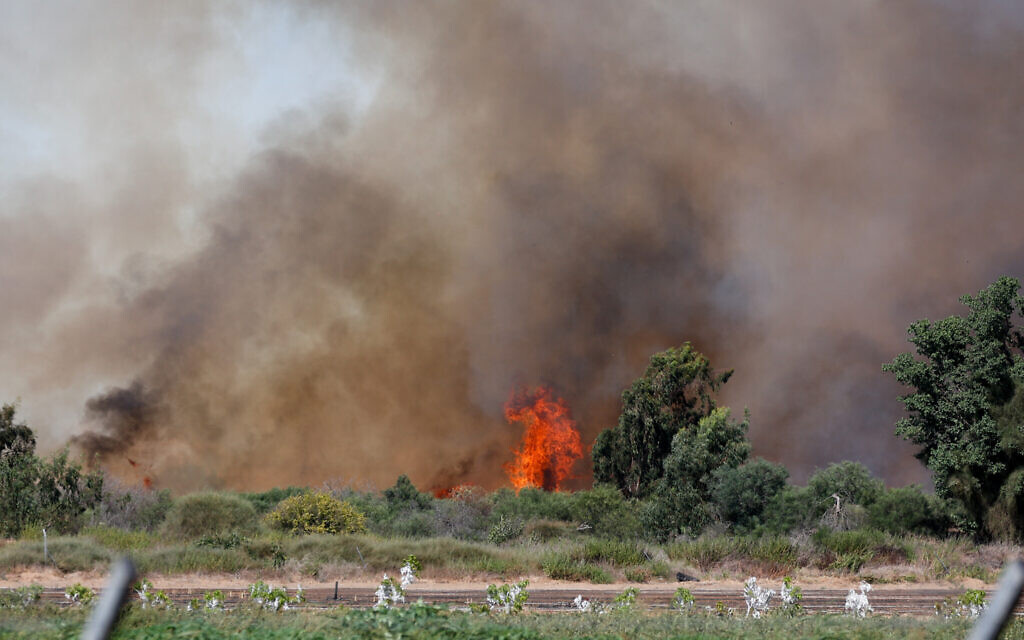 A fire rages near an agricultural field in Israel near the border with Gaza, on September 12, 2021. (Flash90)