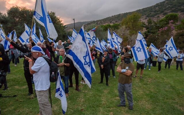 Anti-overhaul activists demonstrate outside the hotel in Neve Ativ where Prime Minister Benjamin Netanyahu and his wife Sara are vacationing, in the Golan Heights, October 2, 2023. (Ayal Margolin/Flash90)