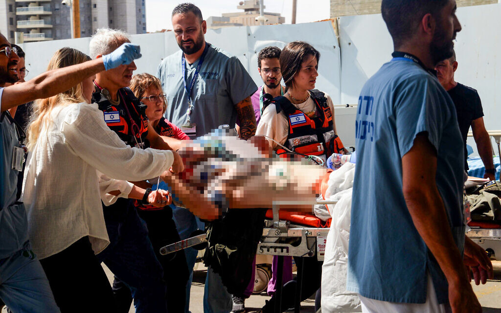 Wounded Israelis arrive at the Soroka Medical center in Beersheba, southern Israel, October 7, 2023. (Dudu Greenspan/Flash90)