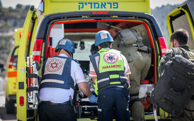 Wounded Israeli soldiers from the south arrive at the Hadassah Ein Kerem Hospital in Jerusalem, October 7, 2023. (Noam Revkin Fenton/Flash90)