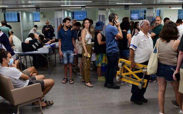 Сотни людей стоят в очереди в больницу Ихилов в Тель-Авиве, чтобы сдать кровь, 7 октября 2023 г. (Tomer Neuberg/Flash90)