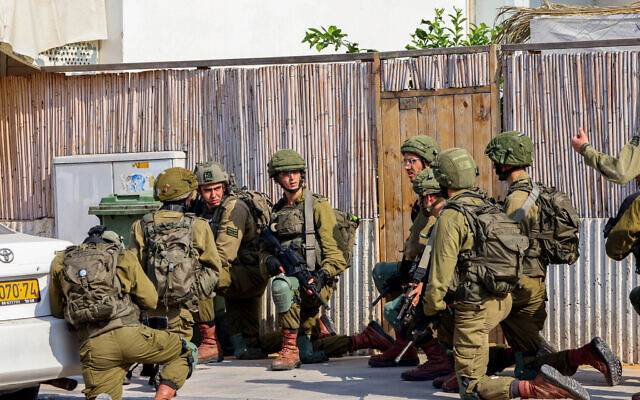 Israeli soldiers take up position in the southern city of Sderot, October 8, 2023. (Yossi Zamir/Flash90)