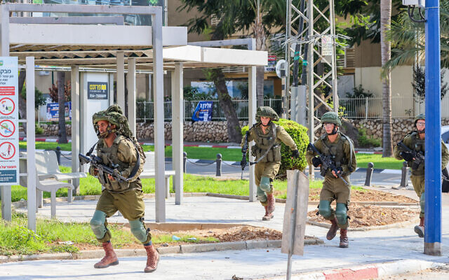 Israeli soldiers take position in the southern city of Sderot, following a Hamas terrorist assault, October 8, 2023. (Yossi Zamir/ Flash90)