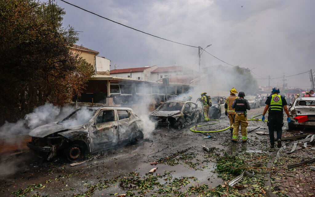 The aftermath of a rocket strike from the Gaza Strip that hit a building and cars in the southern city of Ashkelon, October 9, 2023. (Chaim Goldberg/Flash90)