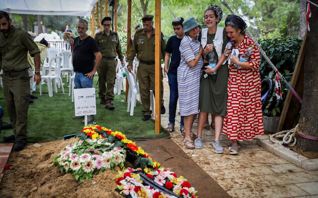 Family and friends attend the funeral of IDF soldier Ori Mordecai Shany at the Mount Herzl military cemetery in Jerusalem, October 10, 2023. (Noam Revkin Fenton/Flash90)