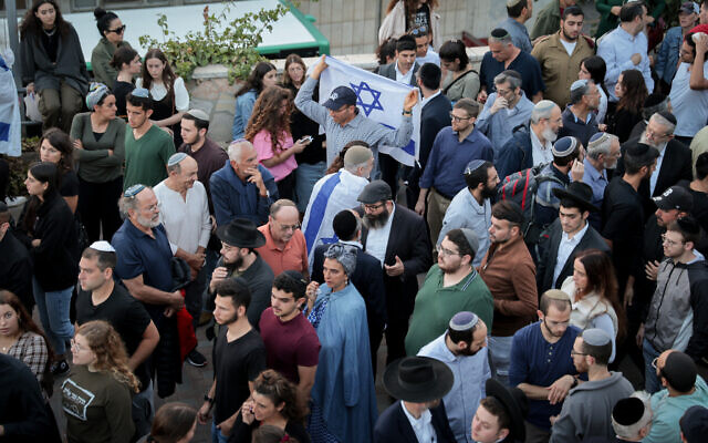 Mourners attend the funeral of IDF lone soldier Benjamin Loeb at the Har HaMenuchot cemetery in Jerusalem, October 10, 2023. (Noam Revkin Fenton/Flash90)