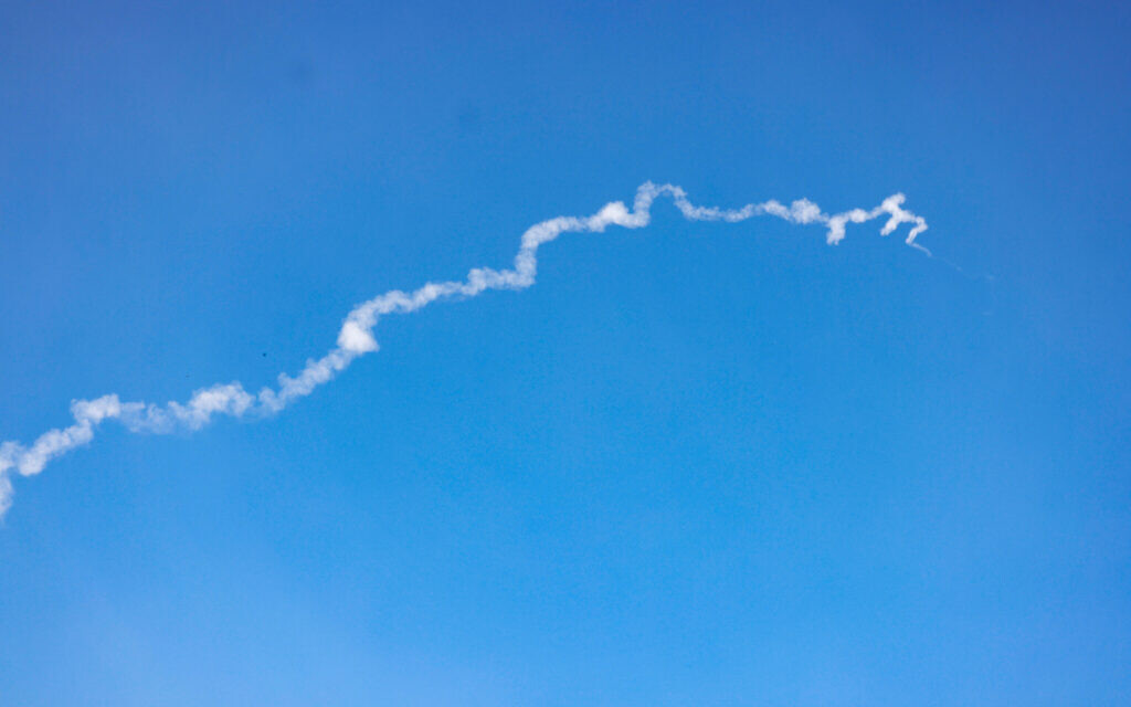 The trail left in the sky by a Patriot missile, as seen in the northern Israeli city of Safed, October 12, 2023. (David Cohen/Flash90)