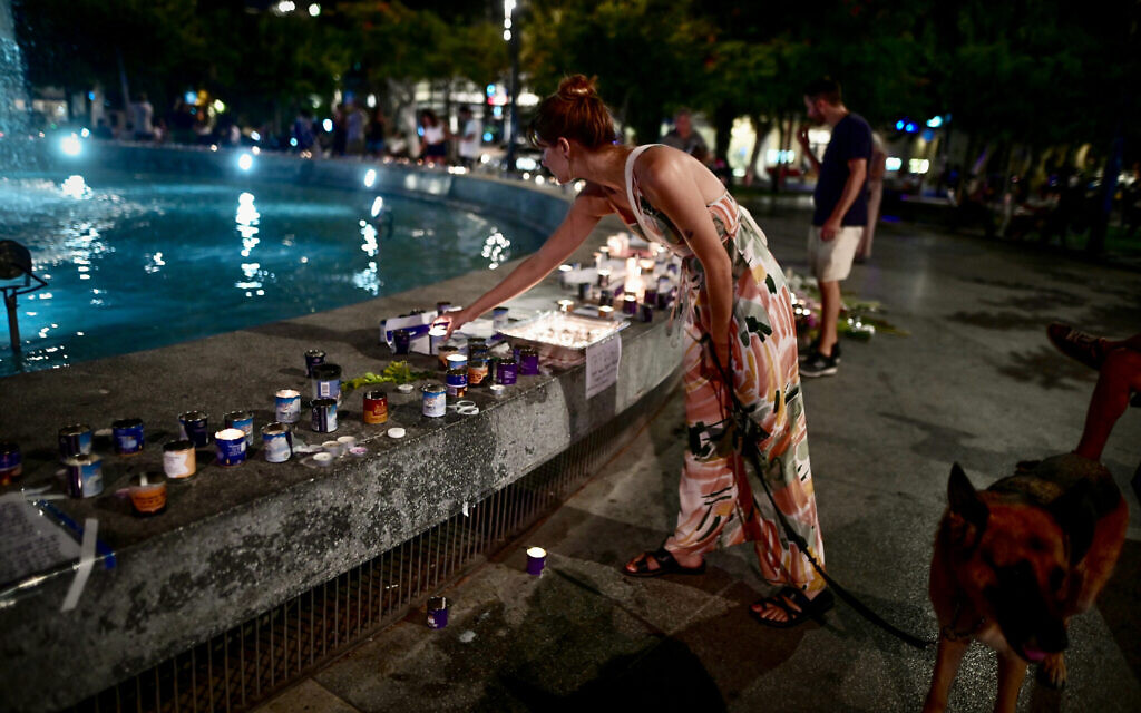 People gather and light candles to remember the Israeli victims of the unprecedented Hamas terror onslaught, at Dizengoff Square in Tel Aviv, October 13, 2023. (Avshalom Sassoni/Flash90)