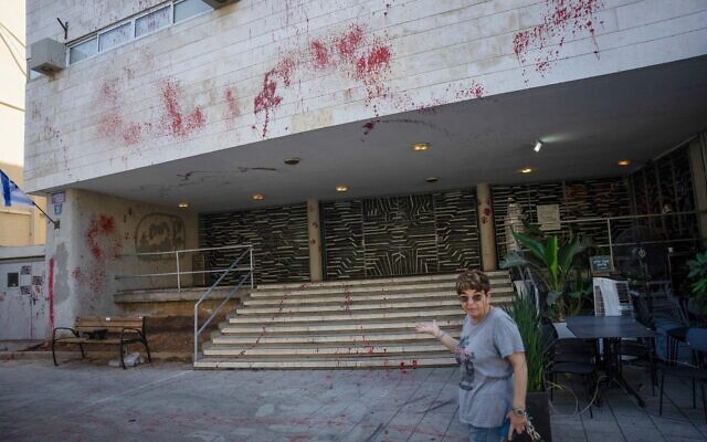 Red paint splashed on the Likud headquarters in Tel Aviv, October 20, 2023. (Erik Marmor/Flash90)