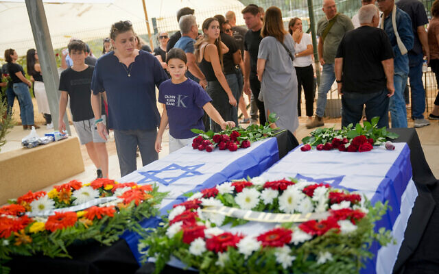 Family and friends attend the funeral of Lili and Ram Itamari who were murdered by Hamas terrorists in Kibbutz Kfar Aza on October 7, 2023, in Kibbutz Ruhama, October 29, 2023. (Erik Marmor/Flash90)