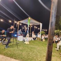 Ishay Ribo singing at the impromptu backyard wedding of Maor and Gal Peretz on October 9, 2023 (Courtesy Yossi Zer)