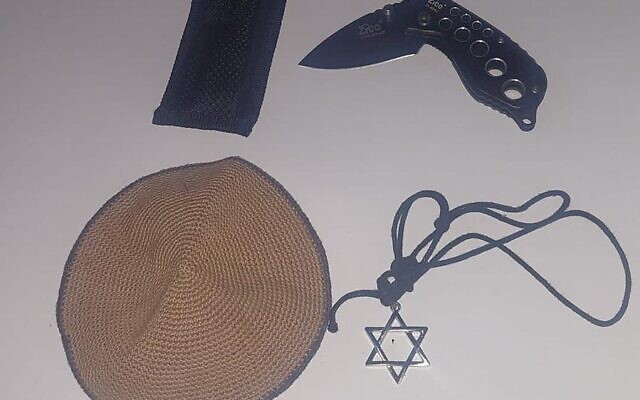 A knife, kippa and Star of David necklace recovered from two suspects arrested near a synagogue outside in Jerusalem on October 8, 2023. (Israel Police)