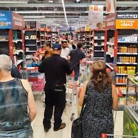 The busy aisles at a Rami Levy supermarket in Pardes Hannah-Karkur, on October 10, 2023. (Gavriel Fiske/ Times of Israel)