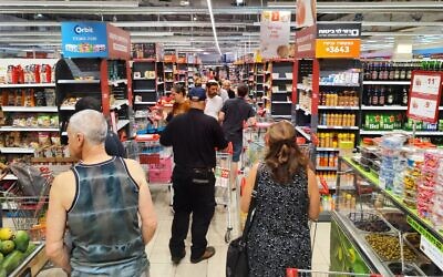 The busy aisles at a Rami Levy supermarket in Pardes Hannah-Karkur, on October 10, 2023. (Gavriel Fiske/Times of Israel)