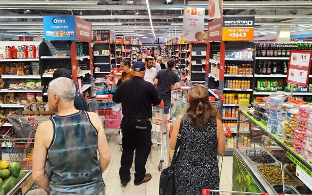 Оживленные проходы в супермаркете Рами Леви в Пардес Ханна-Каркур, 10 октября 2023 года. (Гавриэль Фиске/Times of Israel)